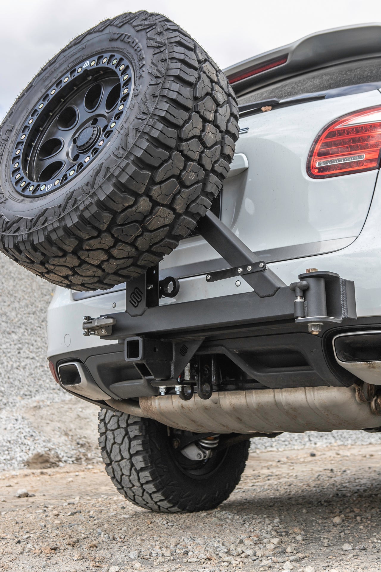 HITCH AXIS, HITCH MOUNTED SPARE TIRE SWING OUT CARRIER - CAYENNE/TOUAREG/Q7