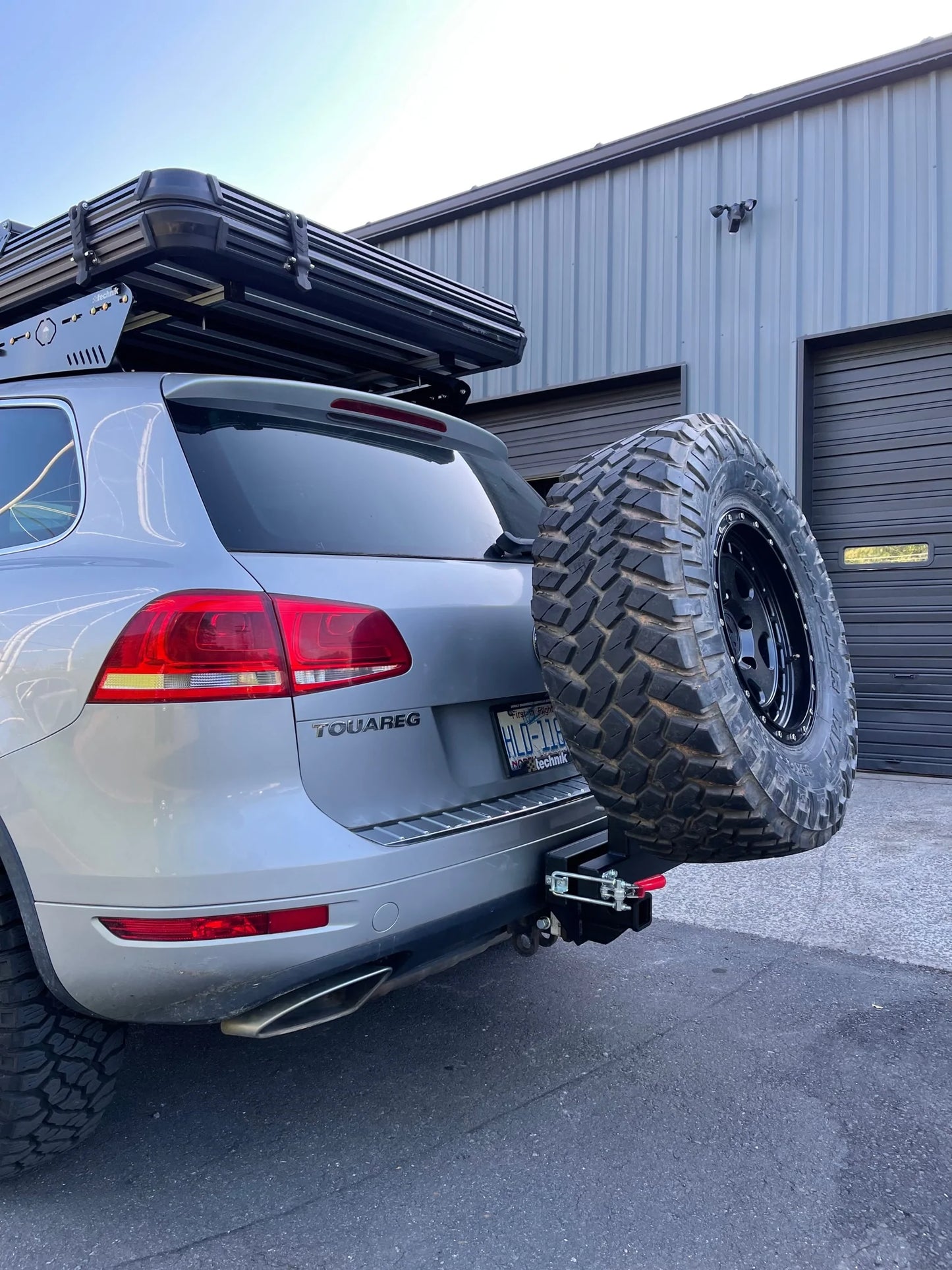 HITCH AXIS, HITCH MOUNTED SPARE TIRE SWING OUT CARRIER - CAYENNE/TOUAREG/Q7